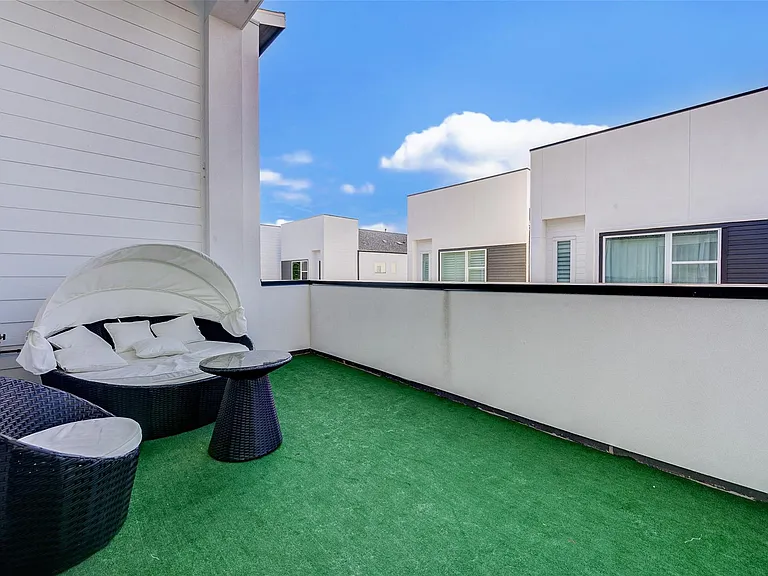 5839 Dolores St — Photo 34