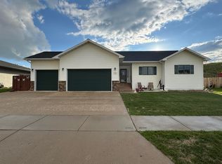 13 30th St NW, Minot, ND 58703