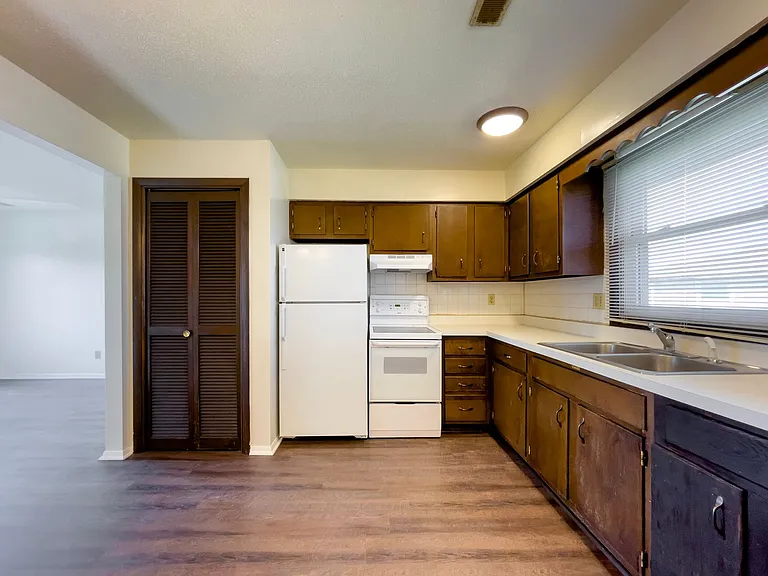 Hollyglen Apartments - Your Next Home in the Heart of Yorktown Schools — Photo 30