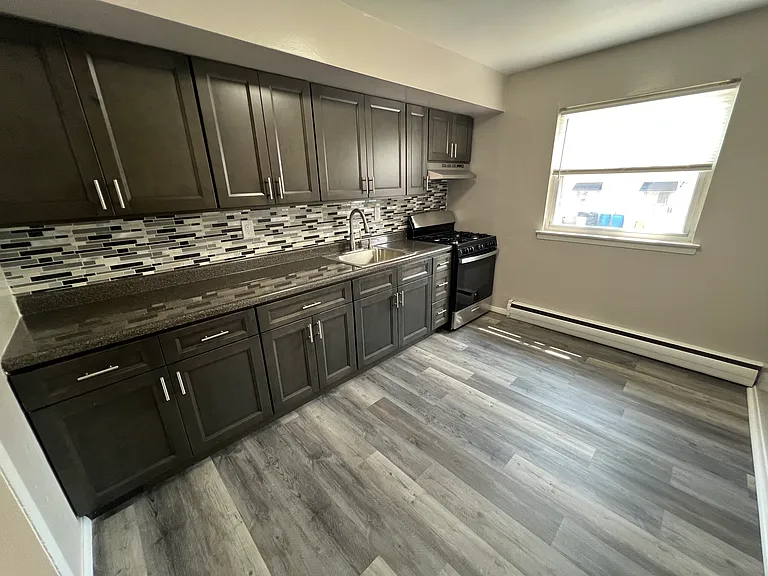 824 Cedar Ln — Photo 1