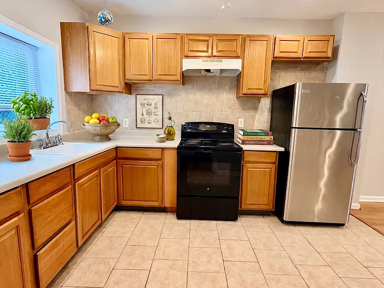 6525 Saybrook Ave — Photo 2