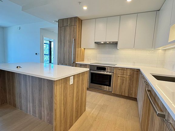 3rd image of 8398 Oak St #605