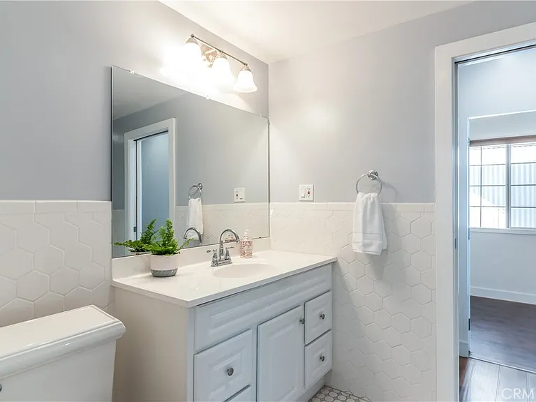 1125 N Heliotrope Dr — Photo 9