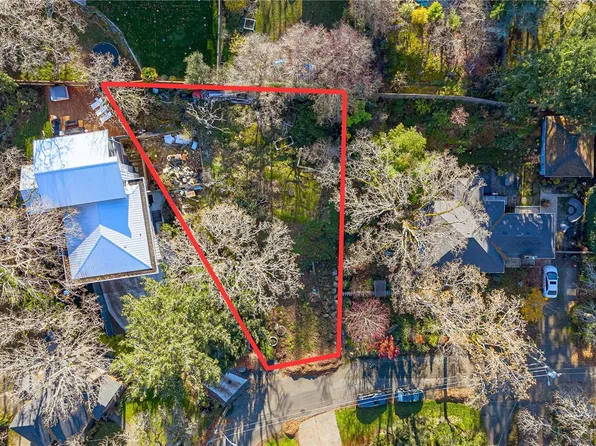 1540 Athlone Dr, Saanich, BC V8P 2T1