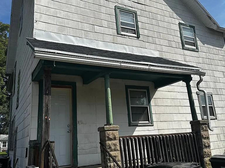 1946 Saint Lawrence Ave — Photo 3