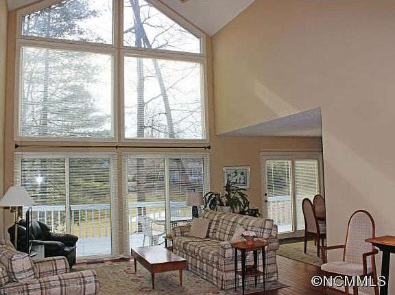 3rd image of 106 Broadmoor Dr