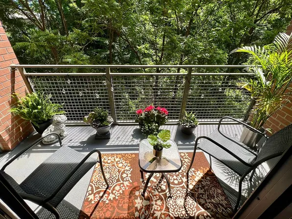 3883 Connecticut Ave NW APT 212, Washington, DC 20008