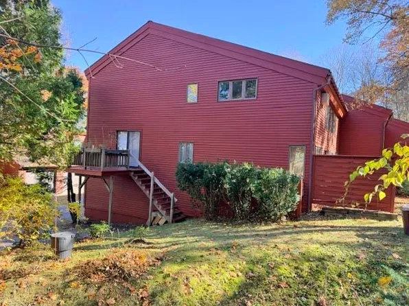 9 Robin Way, Brattleboro, VT 05301