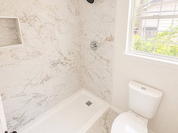 4th image of 1001 Glen Garden Dr
