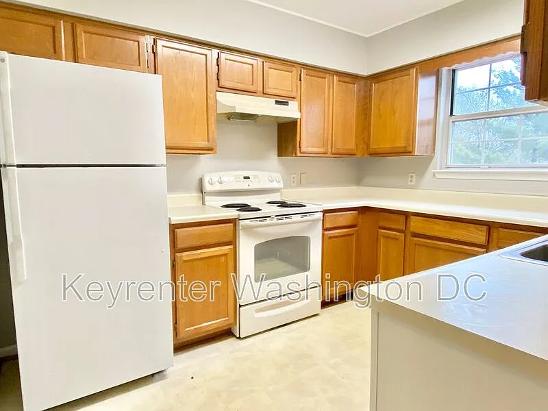 Building Photo - 18231 Fox Chase Cir