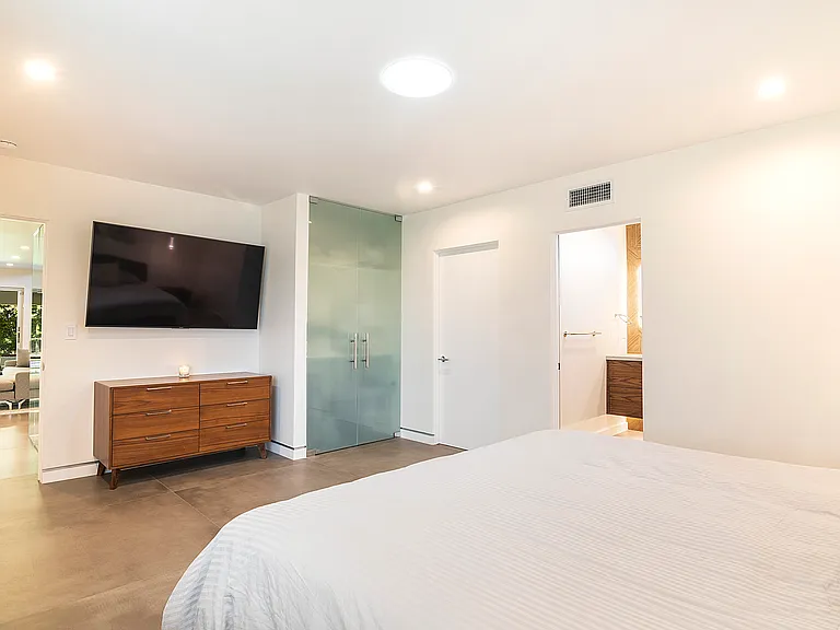 6561 Lasaine Ave — Photo 27