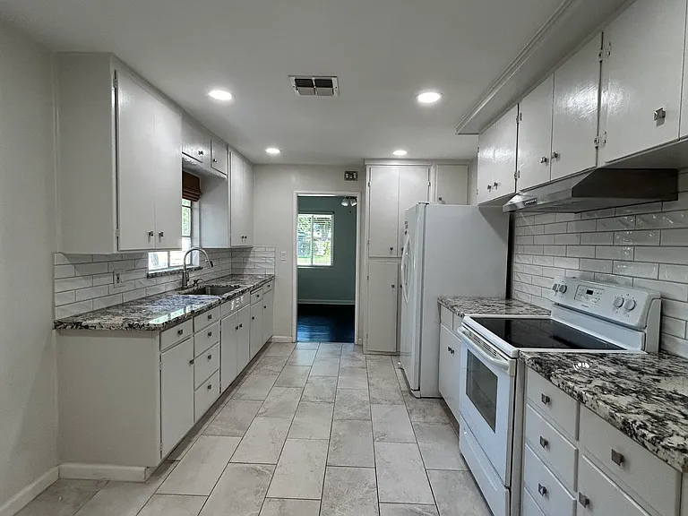 Fairview Ave — Photo 6