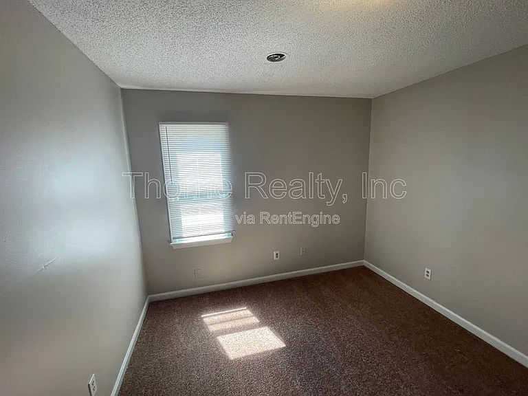406 E Northern Blvd — Photo 8