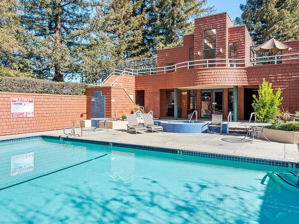 Large, wonderful club house, Lage well kept pool, spa