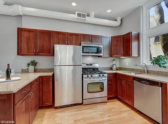 5th image of 1140 W Newport Ave #C