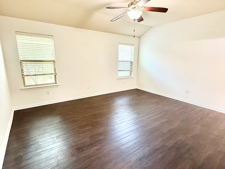 706 Creekview Dr — Photo 8