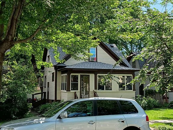3rd image of 1068 23rd Ave SE