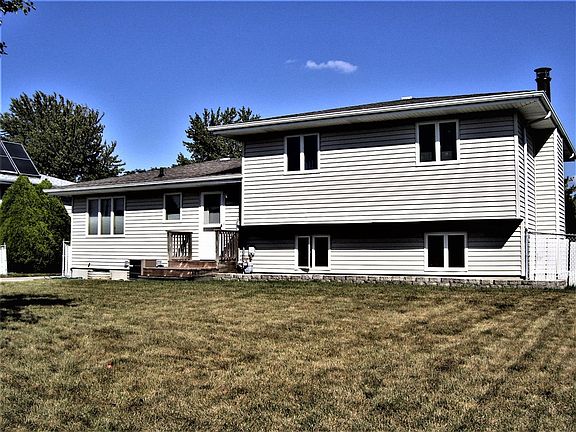 3rd image of 702 Briarwood Dr
