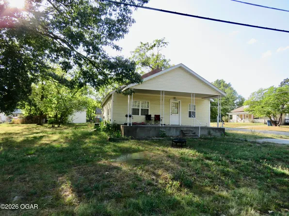 1305 Park Pl, Carthage, MO 64836