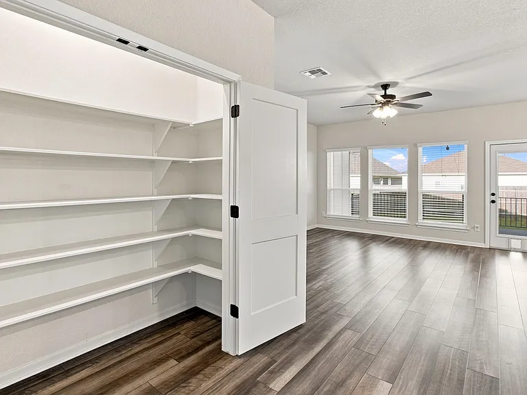 2827 Fox River Dr — Photo 13
