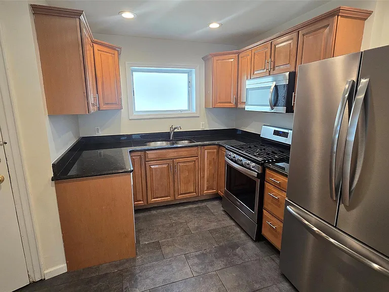 229 E Walnut St — Photo 4
