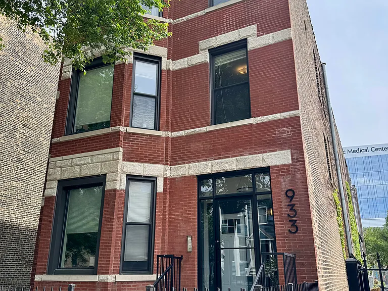 933 W Fletcher St — Photo 19