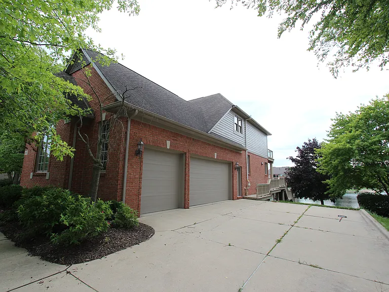 18547 Clairmont Cir E — Photo 2