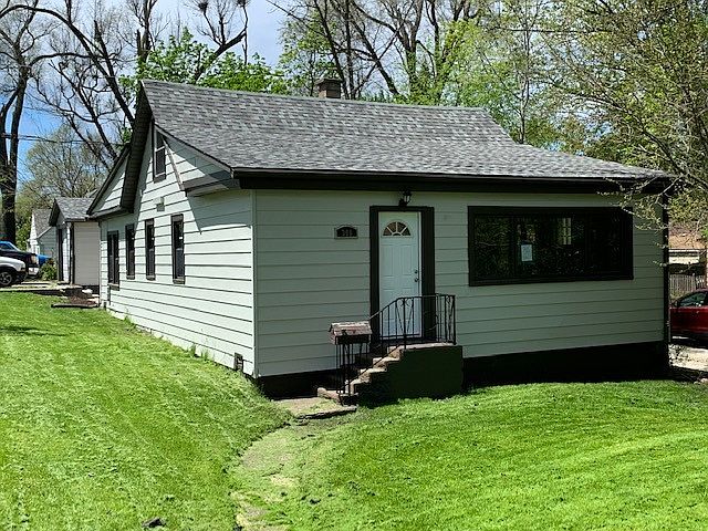 1st image of 300 Bellevue Dr