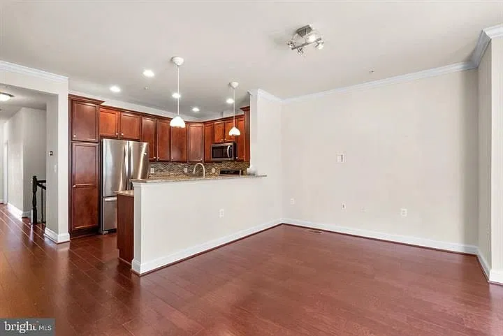 3 bed, 3.0 bath, 2230 sqft, $3,500 — Photo 3