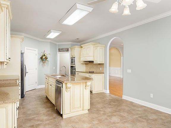 3rd image of 365 Kingston Dr