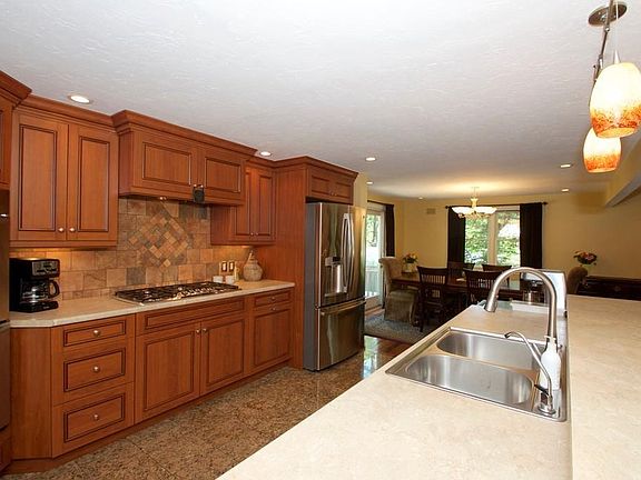 3rd image of 72 Belcher Dr