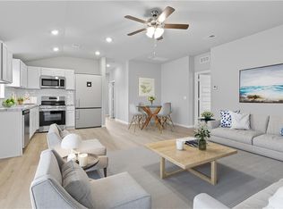 426 Rock Creek Dr, Tonganoxie, KS 66086