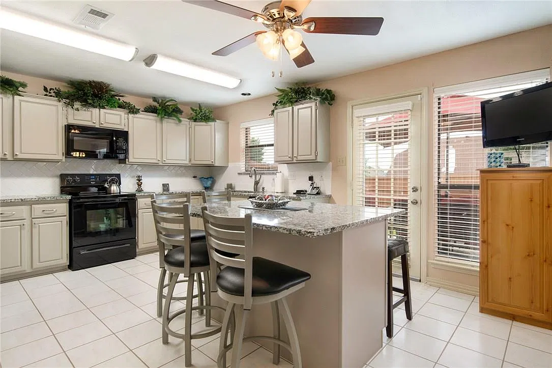 4 bed, 2342 sqft, $2,800 — Photo 3