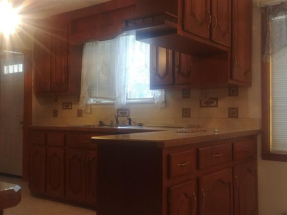 5th image of 14 Robin Ln