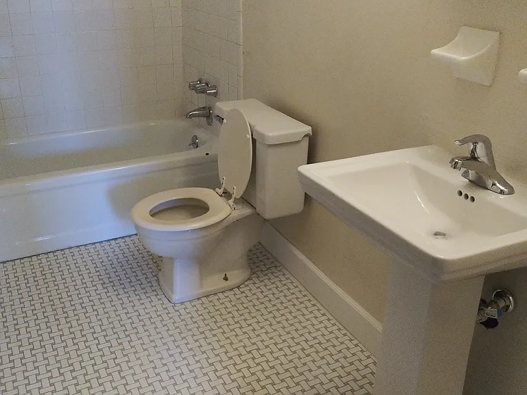 2246 Burnet Ave #5 — Photo 6