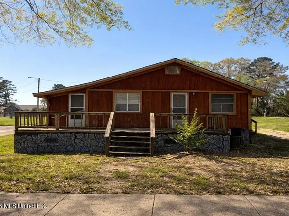 221 N West St, Mendenhall, MS 39114