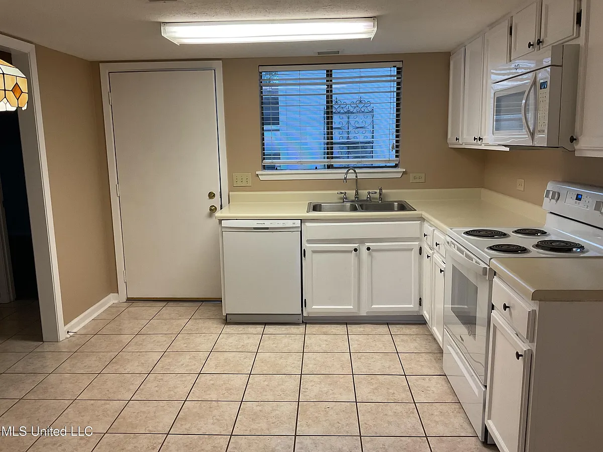 Building Photo - 139 Lakebend Cir