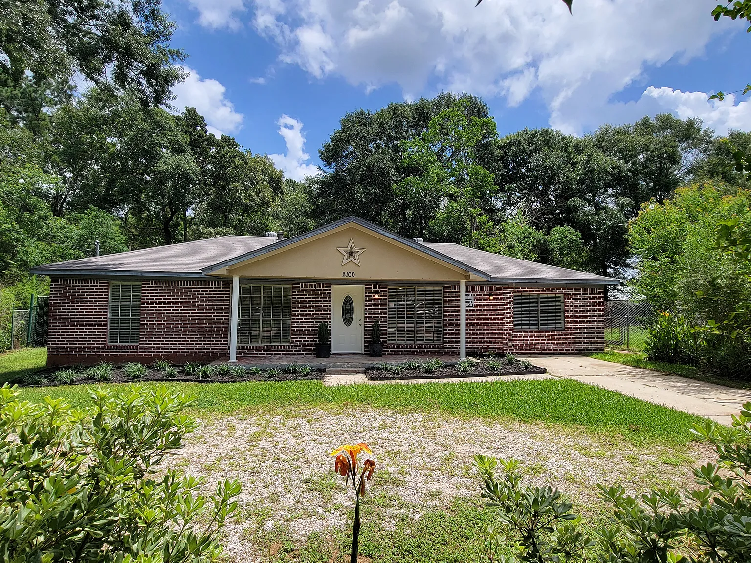 2100 Hill Top Ct — Photo 2