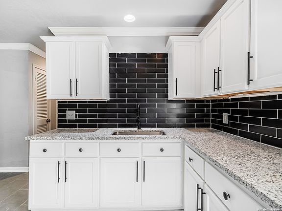 3rd image of 906 POTOMAC
