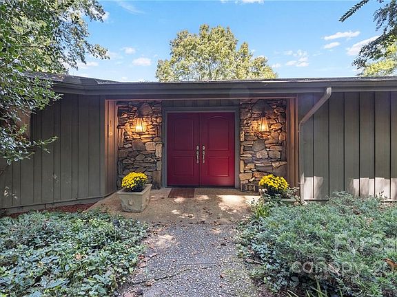 3rd image of 304 Canterbury Way