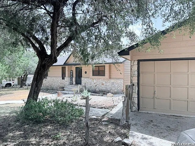 3 bed, 2.0 bath, 1303 sqft, $1,900 — Photo 2