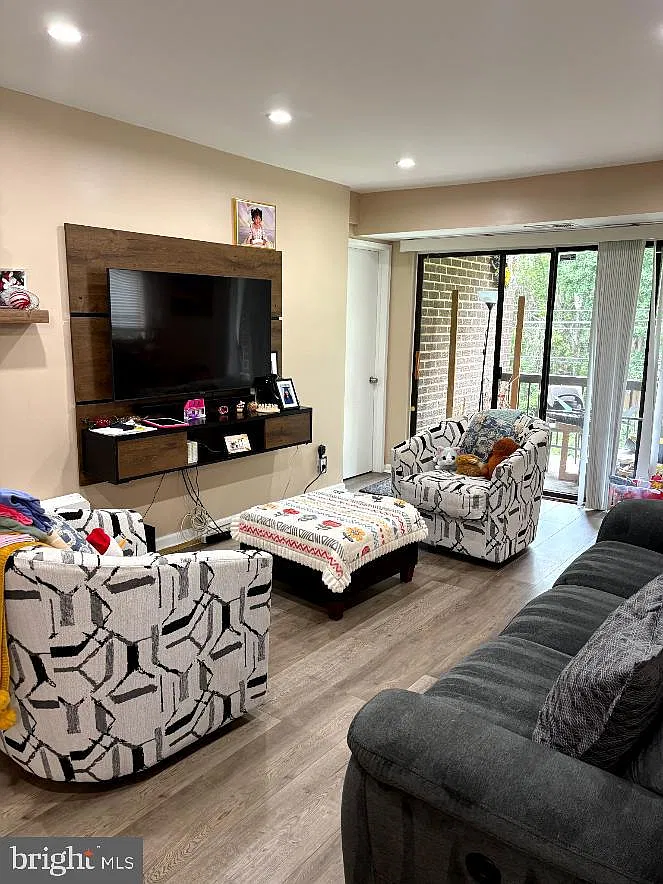 3 bed, 2.0 bath, 1349 sqft, $2,449 — Photo 4