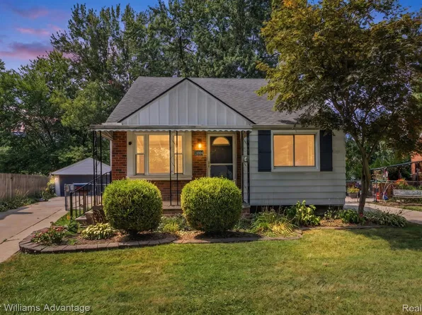 19994 Hunt Club Dr, Harper Woods, MI 48225