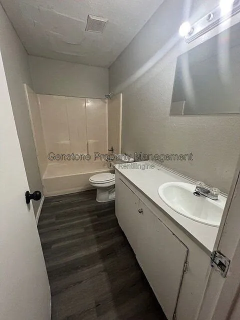 2 bed, 1.0 bath, $725 — Photo 4