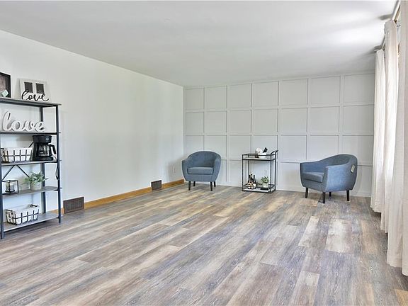 3rd image of 618 Oakridge Dr
