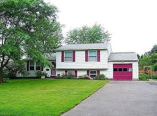 13 Thistlewood Ln, Spencerport, NY 14559