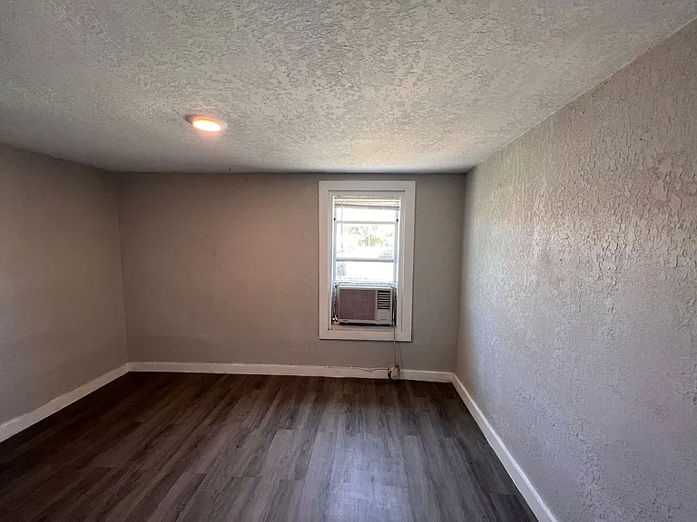 718 W 7th St — Photo 12