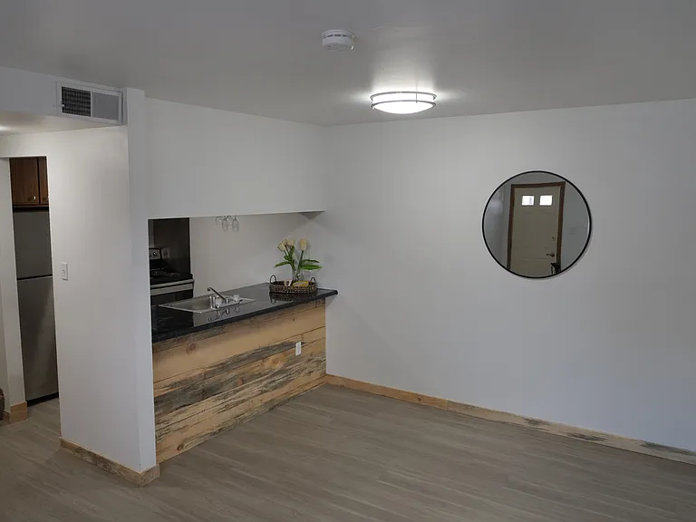 951 Southgate Dr — Photo 4