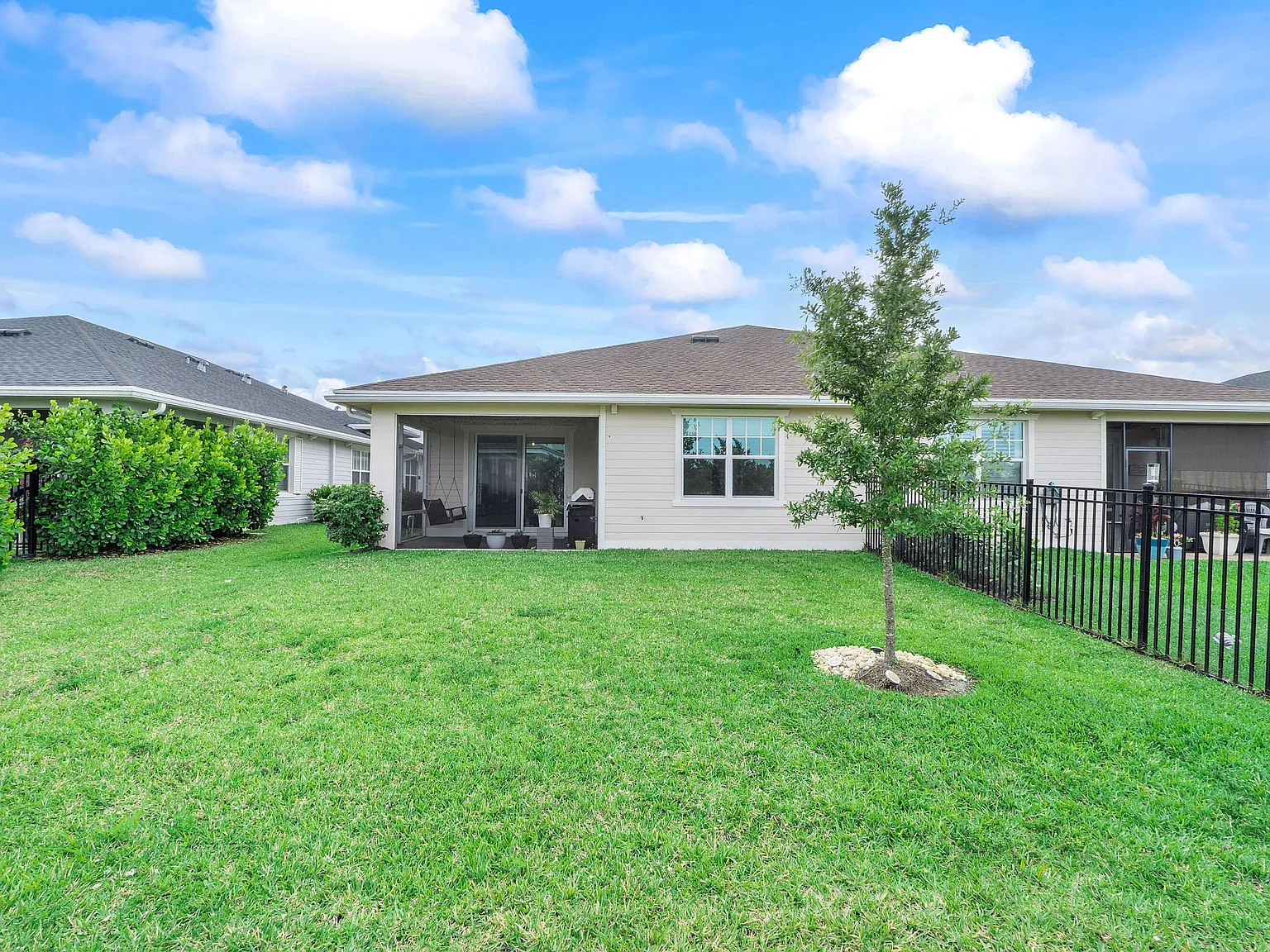3 bed, 2.0 bath, 1952 sqft, $3,250 — Photo 3