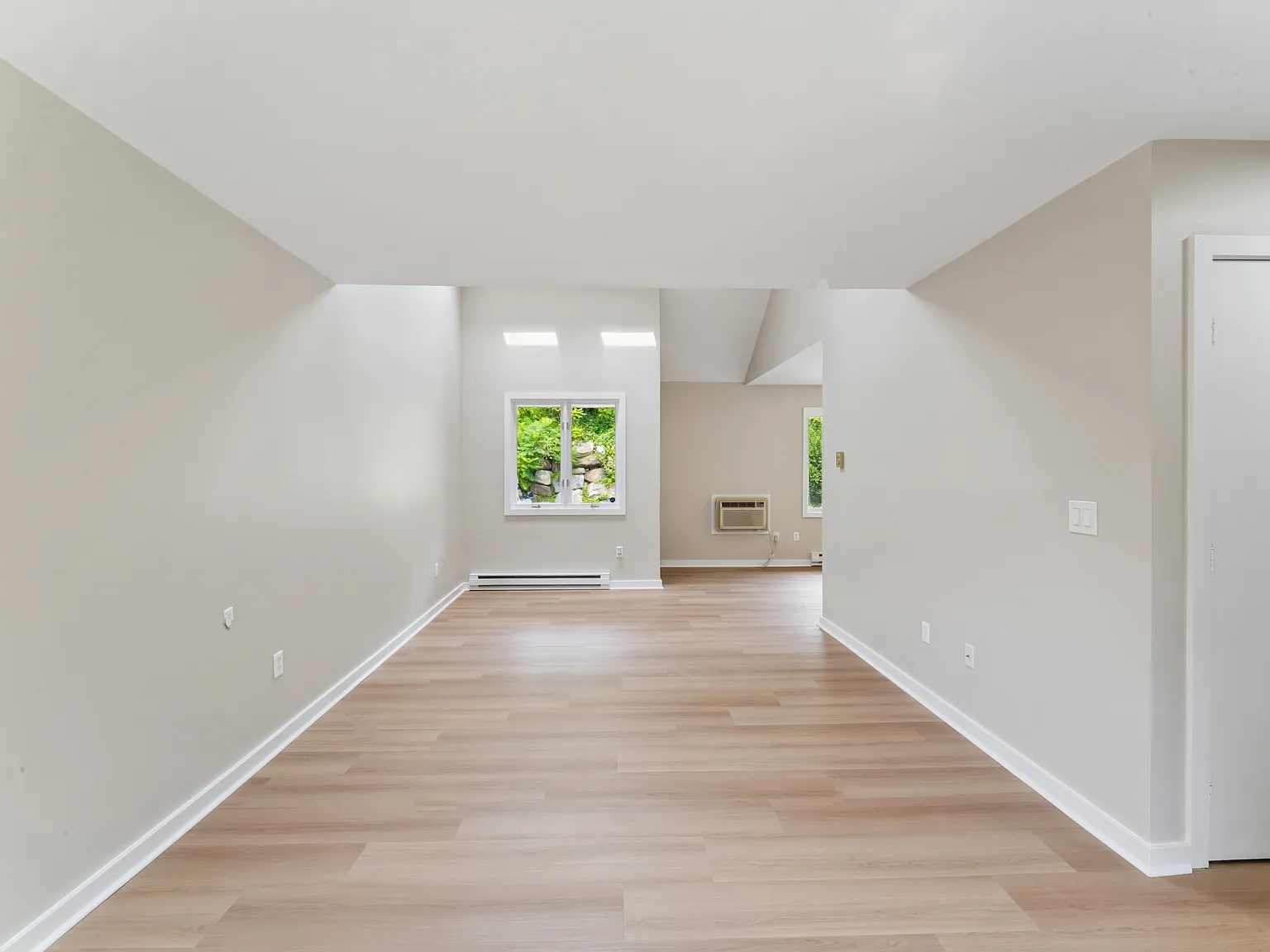 2 bed, 1.5 bath, 1337 sqft, $2,600 — Photo 4